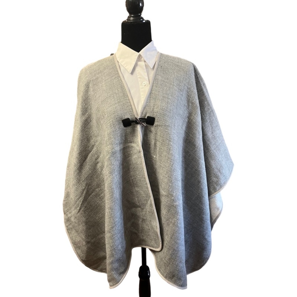 Calvin Kline Poncho women’s cape poncho grey with toggle buckle. One size.
